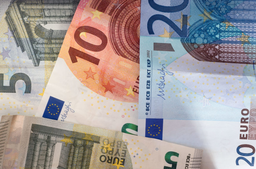 widok na mozaikę z banknotów euro o różnych nominałach - 5,10 oraz 20 euro