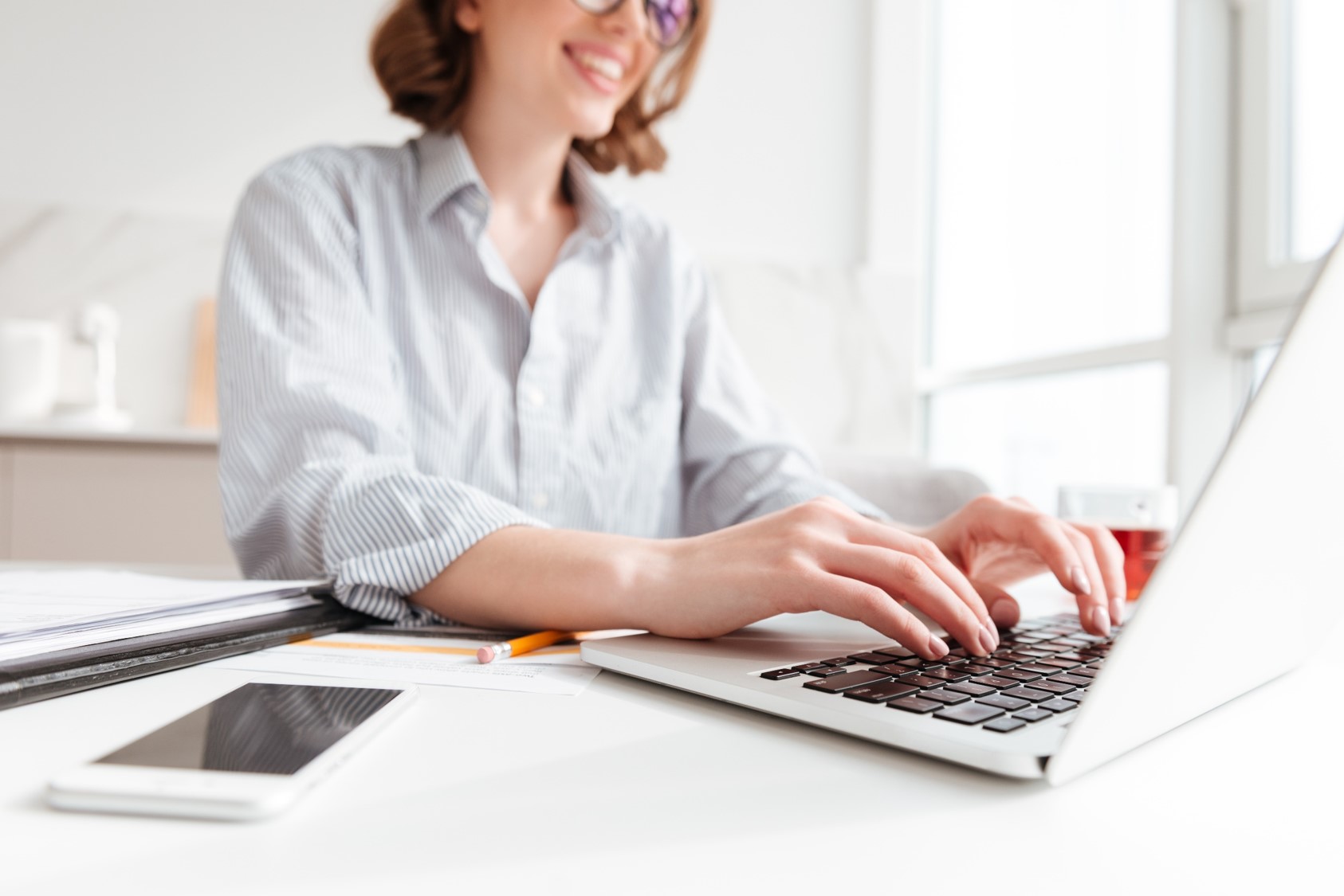 zbliżenie na kobietę piszącą na klawiaturze laptopa