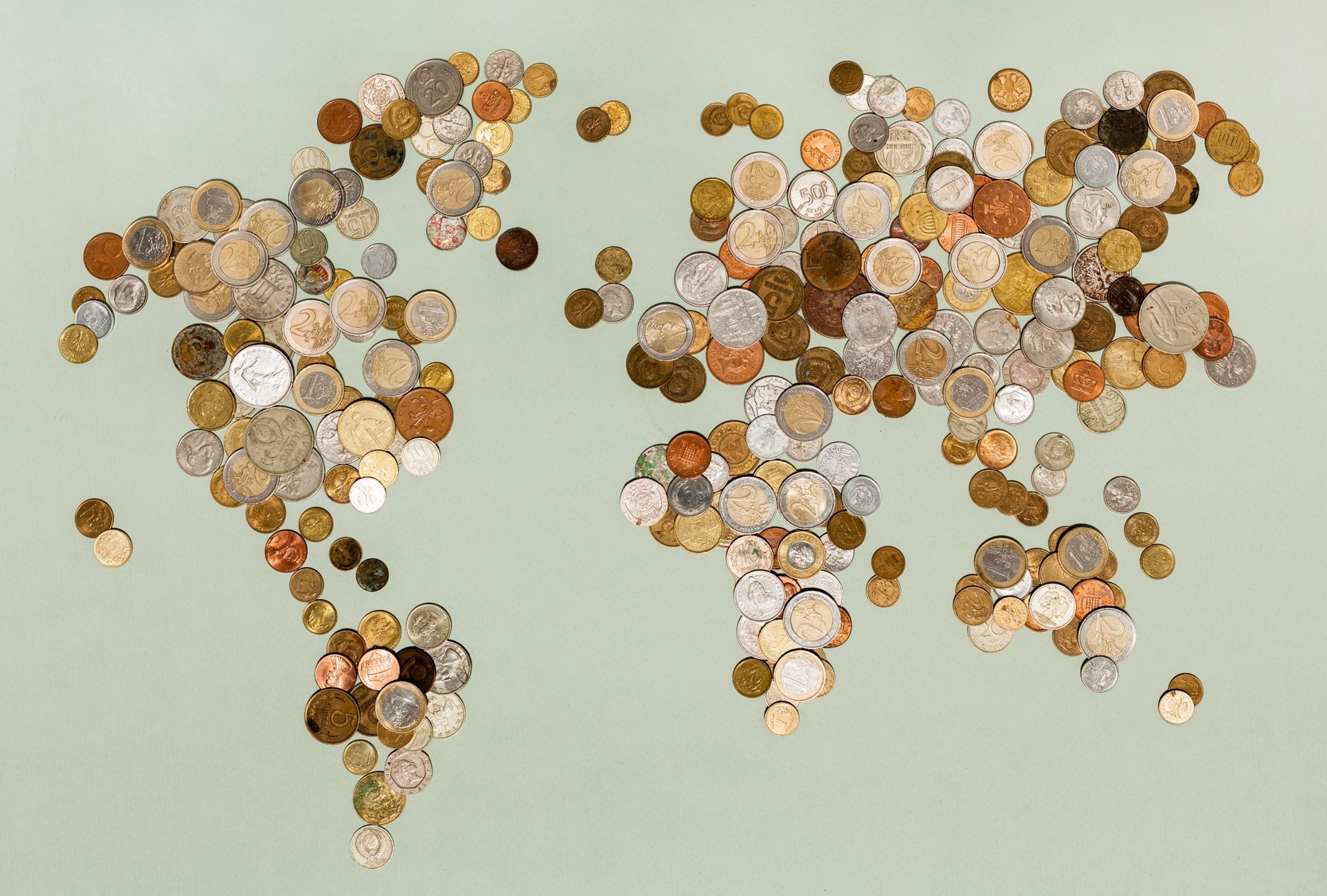 Mapa świata ułożona z monet.